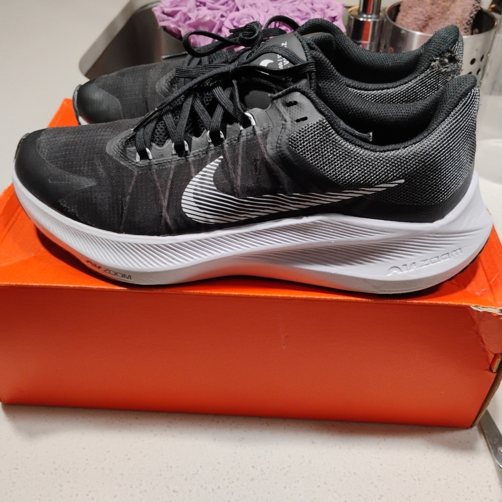 Nike Women Black and White Nike Zoom Athletic Sneakers